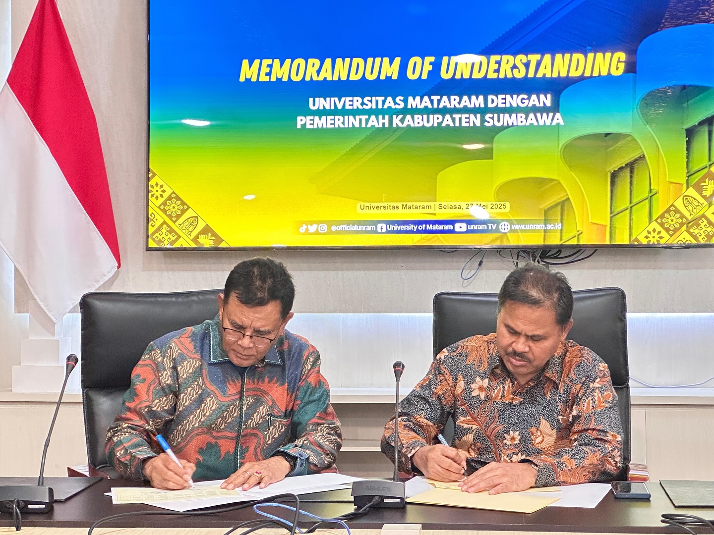 Siapkan Beasiswa Kedokteran dan Farmasi, Bupati Sumbawa dan Rektor Unram Teken MoU