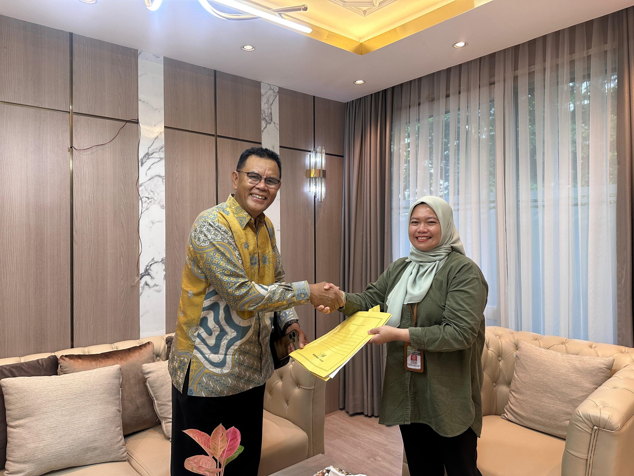 Tindaklanjuti Arahan Presiden, Bupati Jarot Serahkan Proposal Usulan Alsintan ke Mentan RI