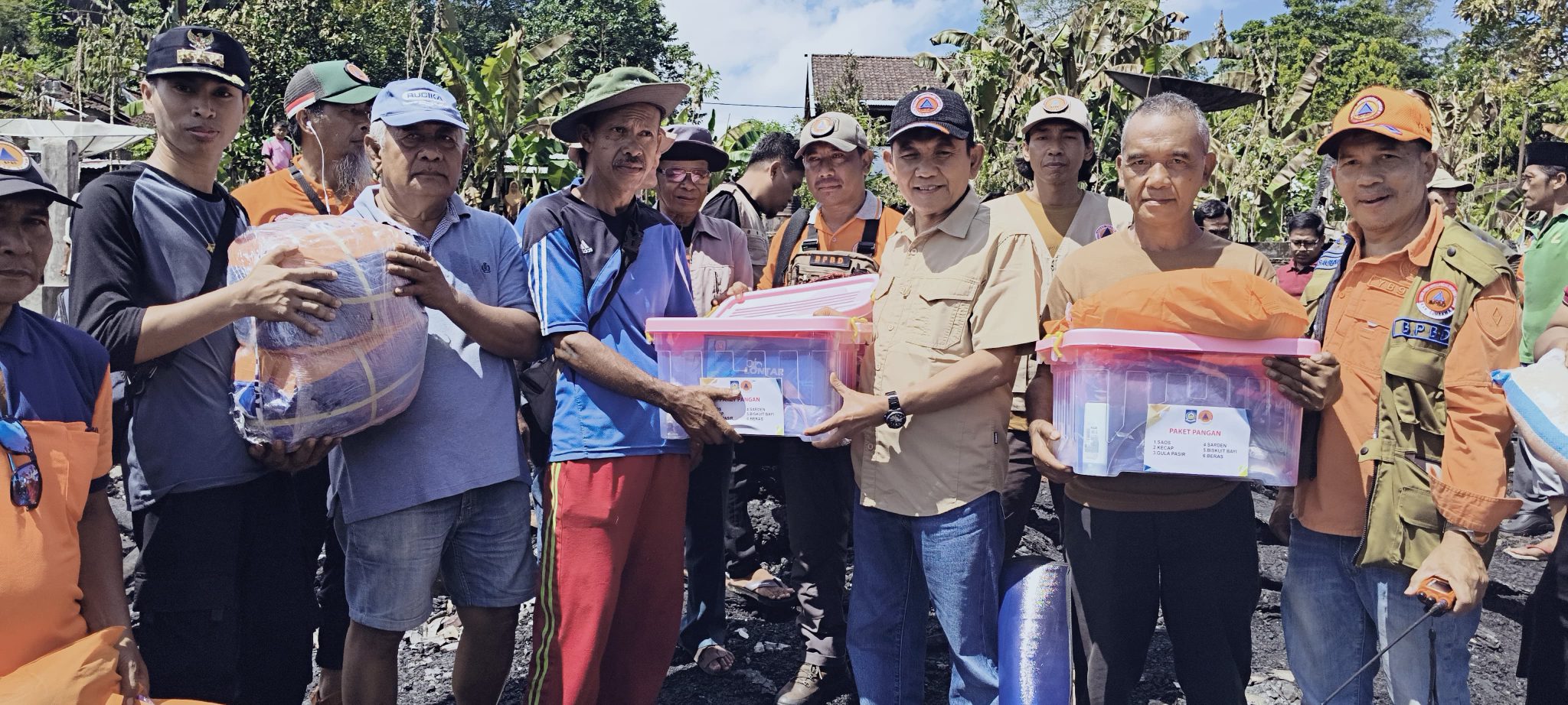 Wabup Sumbawa Tinjau Lokasi Kebakaran di Lenangguar, Serahkan Bantuan untuk Delapan KK Terdampak