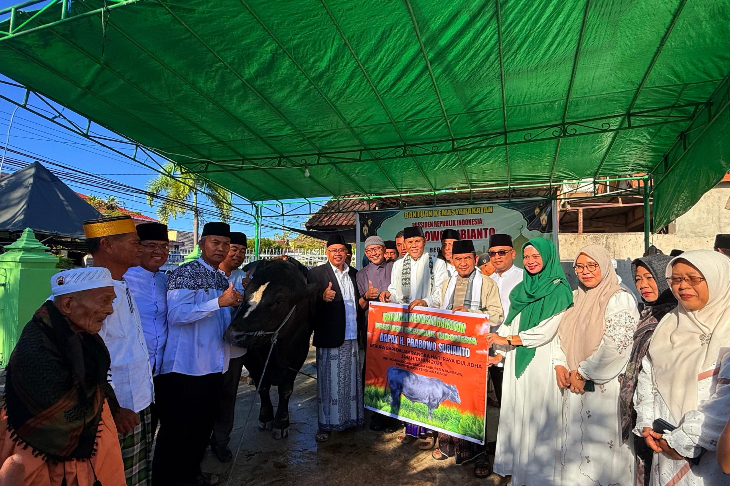 Bupati Sumbawa Laksanakan Sholat Idul Adha di Masjid Agung Nurul Huda, Dilanjutkan Penyaluran Bantuan Kemasyarakatan Presiden RI