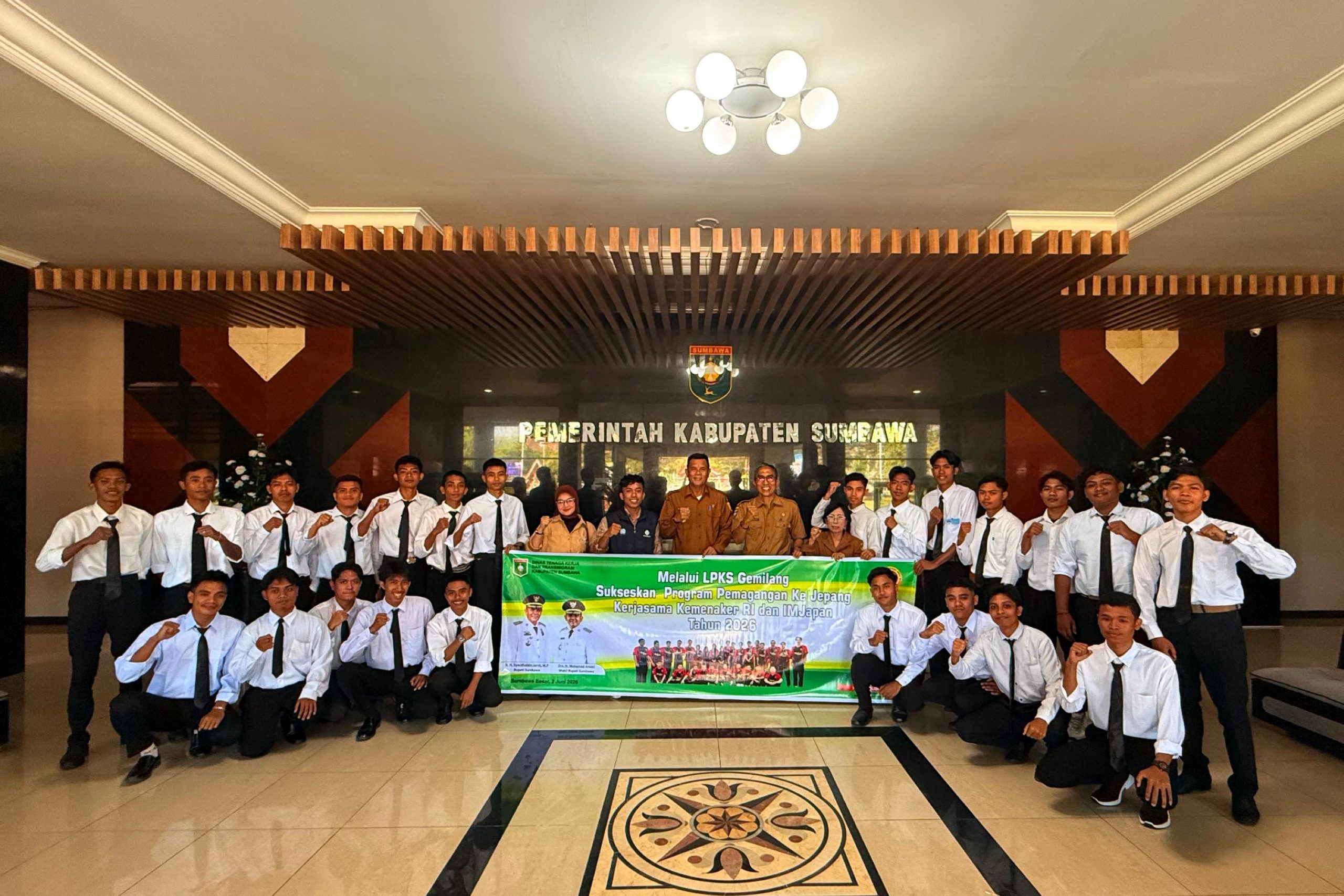 Bupati Sumbawa Terima Audiensi 25 Calon Peserta Program Pemagangan ke Jepang