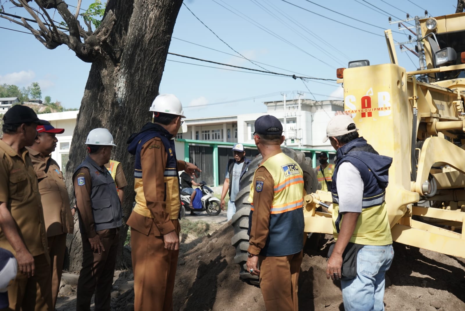 Bupati Tinjau Perbaikan Jalan Depan RSUD Sumbawa yang Selama Ini Dikeluhkan Masyarakat