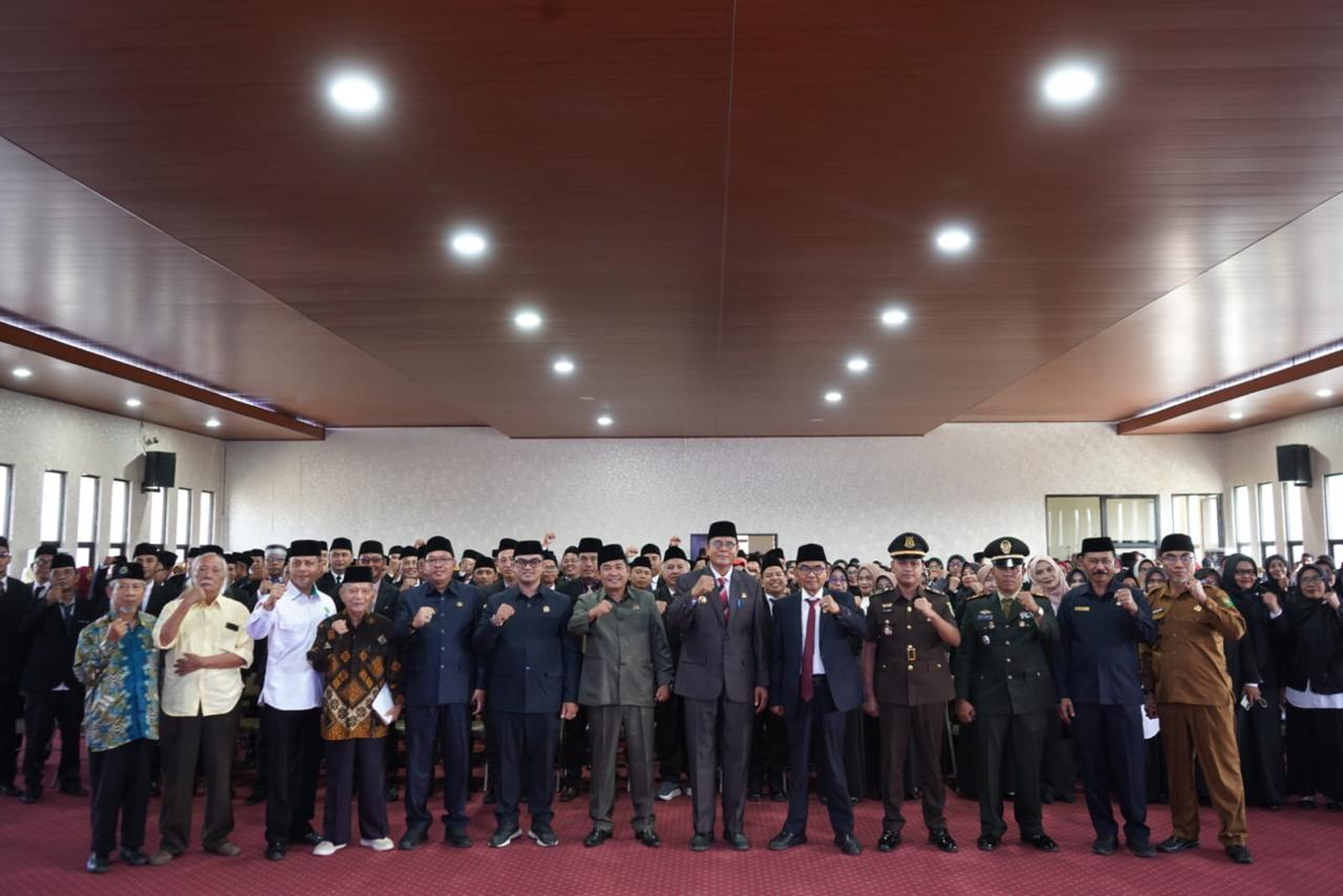 Lantik 167 Pejabat, Bupati Jarot Tekankan Jabatan Harus Dibuktikan dengan Kinerja